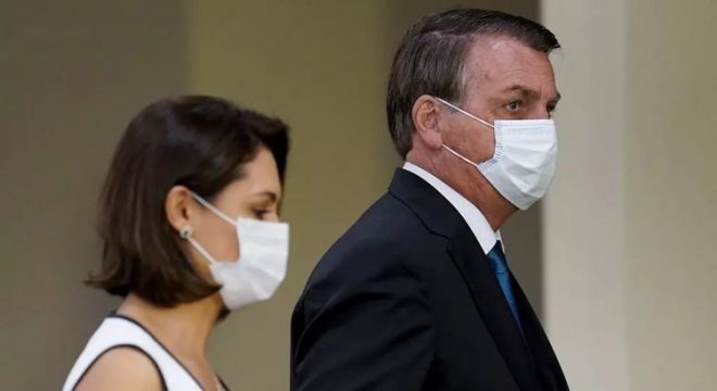 Bolsonaro diz que Michelle tomou vacina contra Covid-19