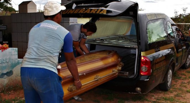 IML de Juazeiro sepulta três corpos não reclamados por familiares e um feto
