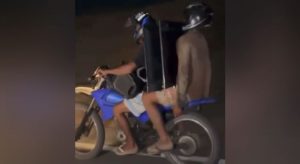 Vítima filma e persegue ladrões; dupla cai de motocicleta com TV furtada