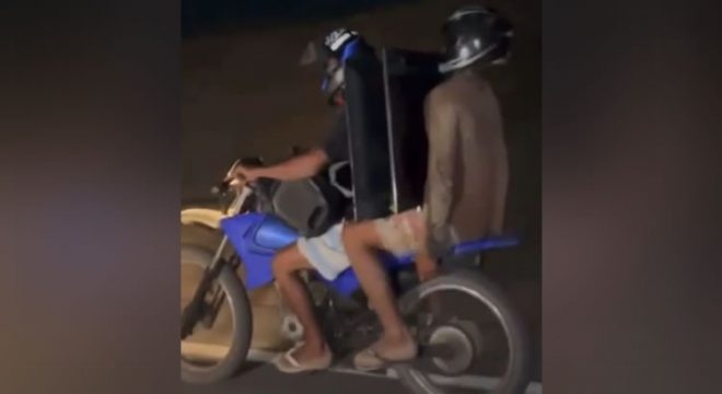 Vítima filma e persegue ladrões; dupla cai de motocicleta com TV furtada