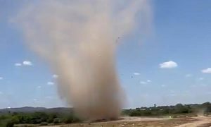Redemoinho de poeira é flagrado por motorista às margens de rodovia no Crato