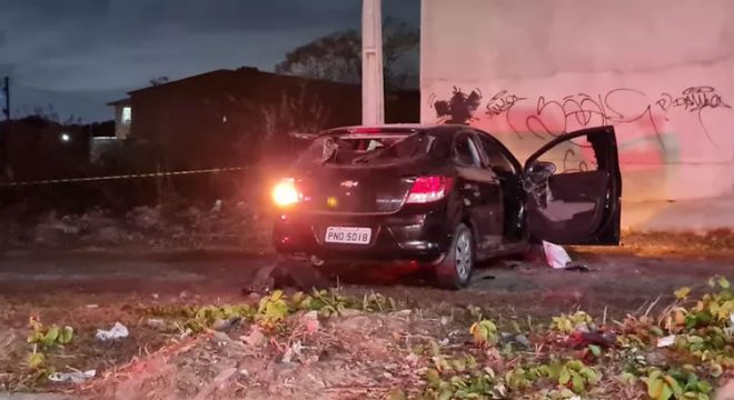 Mulher é morta a tiros e pedradas dentro do próprio carro no Ceará