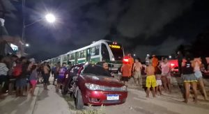 Acidente com VLT e carro deixa uma criança e duas mulheres presas em ferragens