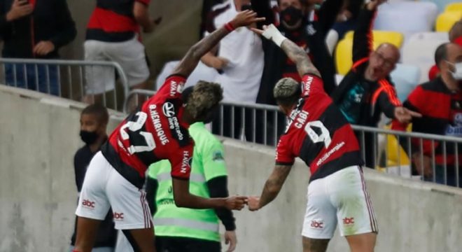 Luis Roberto é zoado ao falar de comemoração entre Gabigol e Bruno Henrique