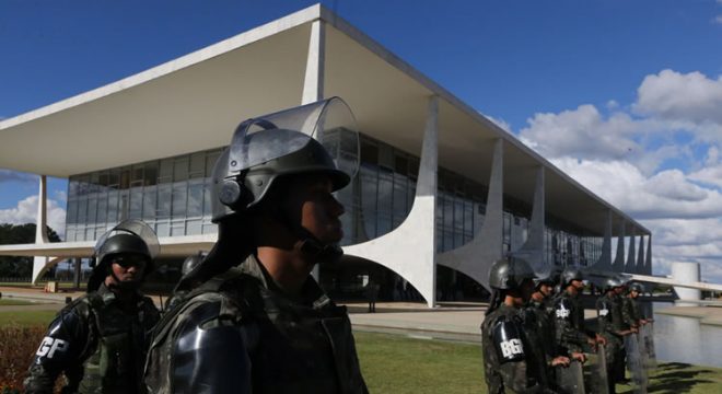 Oficiais do Exército obrigaram médicos a prescrever 'kit covid'