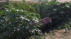 Carro é jogado dentro de canal em Icó