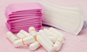 Governo federal diz que não descarta absorvente grátis, após críticas a veto