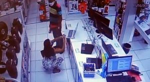 Veja casal em Juazeiro furtando notebooks na Magazine Luiza e Macavi