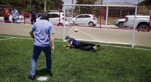 Randolfe Rodrigues desloca ombro ao tentar defender pênalti