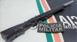 Homem bota esposa pra fora de casa no Cariri e é preso com espingarda em Jati