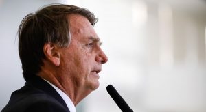 Bolsonaro diz que chora no banheiro de casa e que primeira-dama nunca viu