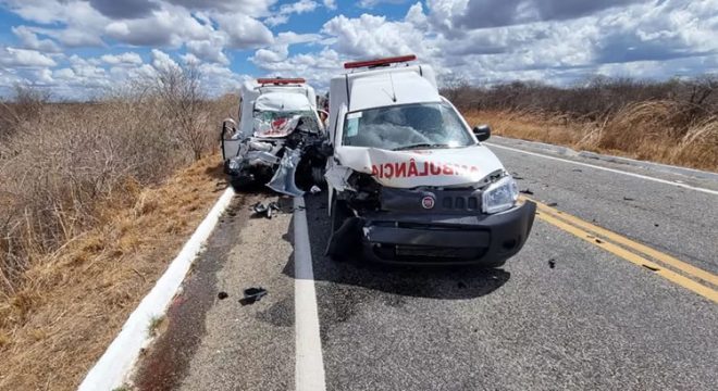 Colisão entre duas ambulâncias e carro particular deixa dois mortos no Ceará