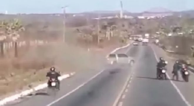 Perseguidos por policiais, criminosos trocam tiros em rodovia, batem carro e fogem a pé no Ceará