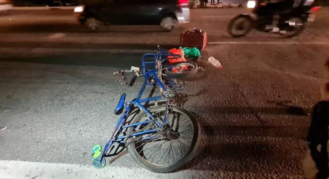Pai morre e filha fica ferida após serem atropelados por carro quando andavam de bicicleta
