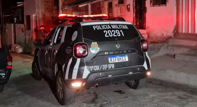 Criminosos matam morador a tiros e ordenam que família da vítima saia de casa