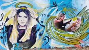 Artista pinta Marília Mendonça e filho em muro como homenagem