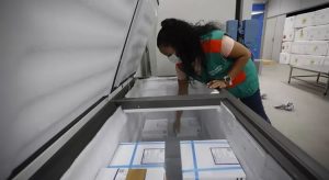 Lote com 149 mil doses de vacina da Pfizer chega ao Ceará