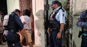 Filho é preso ao tentar matar os pais após brigar com o namorado