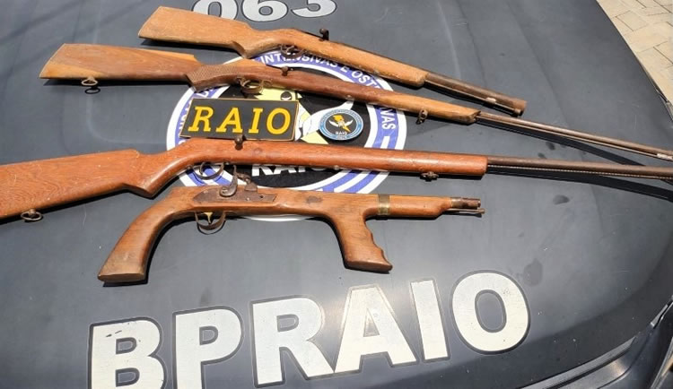 RAIO descobre fábrica de armas em Crato e, em Barbalha, apreende várias espingardas