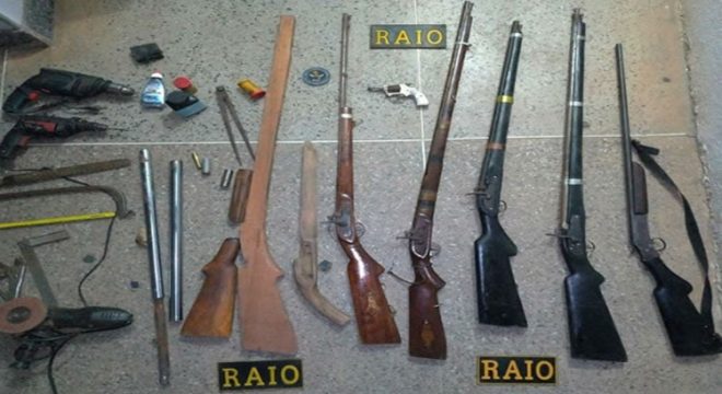 RAIO descobre fábrica de armas em Crato e, em Barbalha, apreende várias espingardas