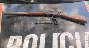 Rifle apreendido em Barbalha após violência doméstica e filho apedreja casa da mãe em Brejo Santo