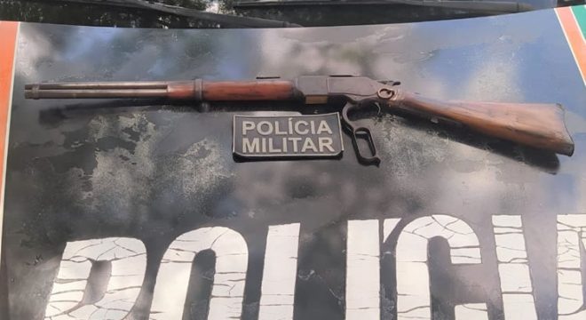 Rifle apreendido em Barbalha após violência doméstica e filho apedreja casa da mãe em Brejo Santo
