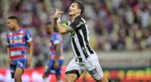 Vina brilha, e Ceará goleia Fortaleza em Clássico-Rei pelo Campeonato Brasileiro