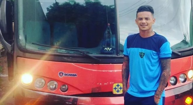 Ex-jogador do Guarany é agredido pela população e preso após tentar assaltar mulher, em Fortaleza