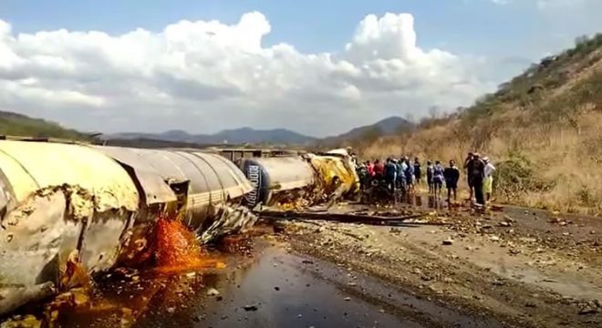 Carreta tomba, deixa um morto e interdita trecho da BR-222 há mais de 12h, no Ceará