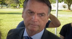 Bolsonaro repreende apoiadores por fake news sobre abuso de crianças e incesto
