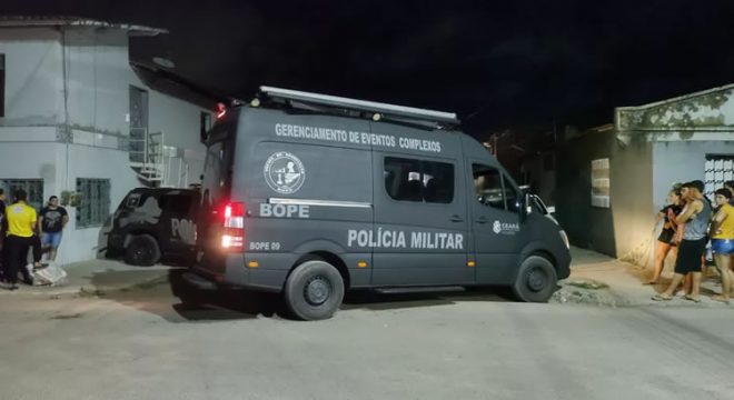 PM mata vizinho de 18 anos a tiros e só se entrega após negociação com o Bope