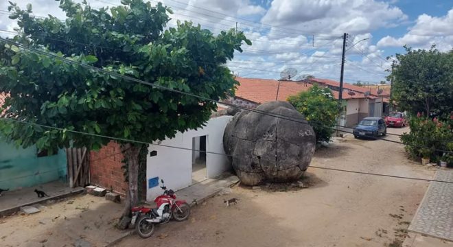 Estátua de Santo Antônio 'espera' cabeça há 35 anos no alto de um monte, no Ceará