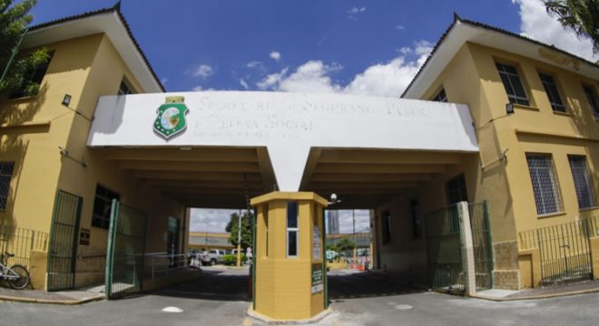 Garota de 15 anos esfaqueia padrasto para defender mãe de violência doméstica