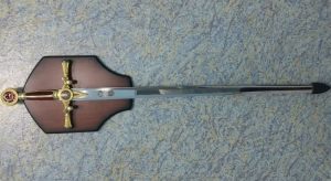 Homem invade loja maçônica e furta réplica de espada templária no Crato