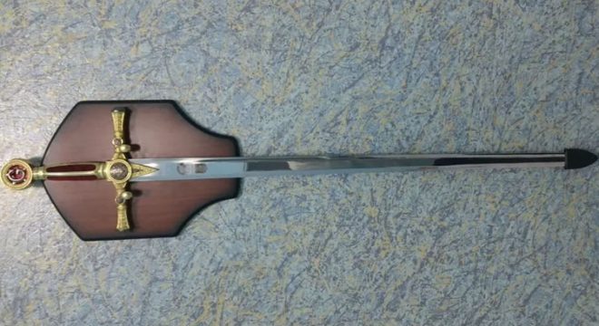 Homem invade loja maçônica e furta réplica de espada templária no Crato