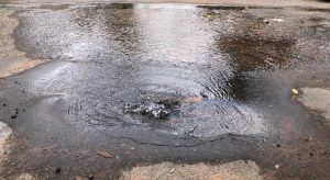 Moradores reclamam de vazamento d’água há mais de três meses no bairro Tiradentes