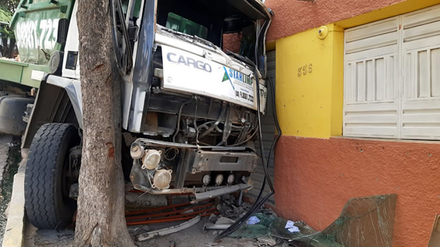 Caminhão sobe calçada na Rua do Horto e se aloja entre uma casa e árvore em Juazeiro