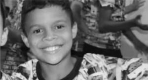 Criança morre com tiro nas costas enquanto brincava com amigos em quadra esportiva no Ceará