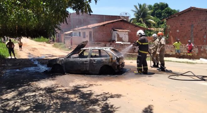 Veja imagens de carro pegando fogo em Crato o qual ficou carbonizado