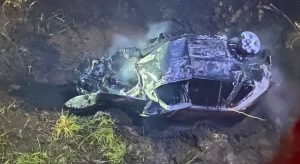 Motorista morre carbonizado no Cariri após carro cair numa ribanceira e pegar fogo em Barbalha
