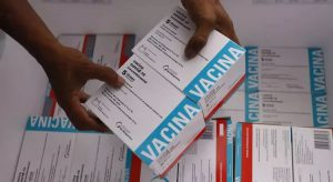 Cidades do Ceará que desperdiçaram vacina alegam baixa procura e doses perto do vencimento