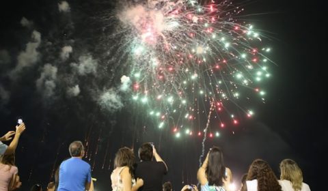 ponto facultativo | ano novo | pessoas comemorando