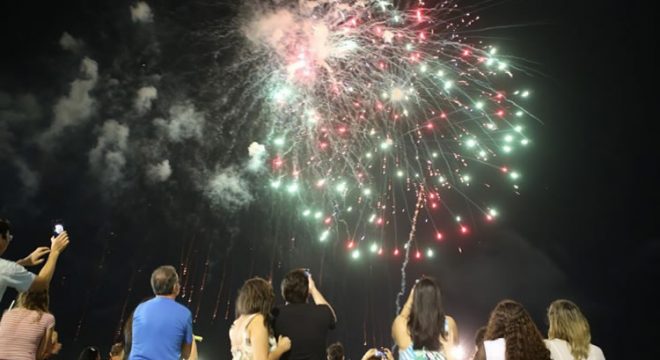 ponto facultativo | ano novo | pessoas comemorando