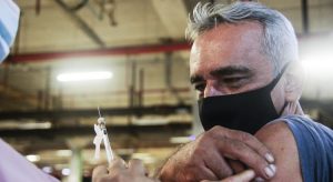 Meta do Ceará é vacinar 80% de grupos prioritários com a 3ª dose até fim do ano