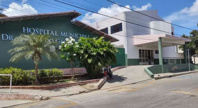 Guarda se nega a usar máscara em hospital, agride enfermeira, leva tiro na perna e é preso