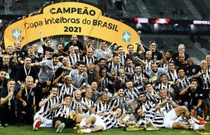Atlético-MG vence Athletico-PR novamente, é bicampeão da Copa do Brasil e completa tríplice coroa