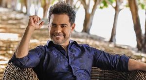 Após briga judicial com Luciano, Zezé Di Camargo comemora sucesso de série