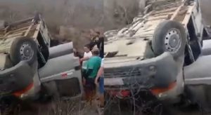 Veículo com equipe de Gusttavo Lima capota após show na Paraíba