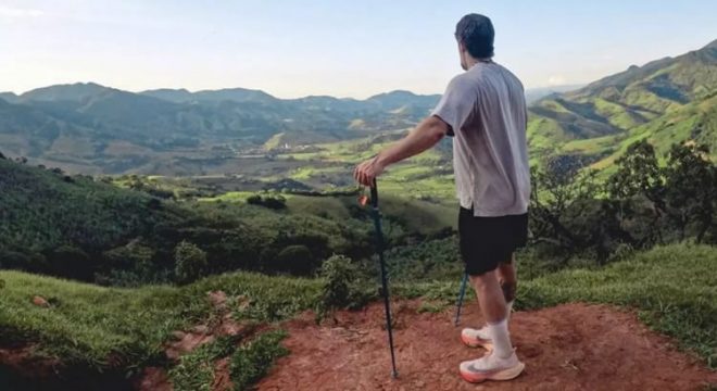 Marcos Mion paga promessa por entrar na Globo e anda 110 km a pé até Aparecida