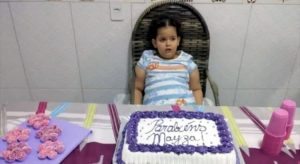 Mãe é presa por abandono após incêndio matar criança cadeirante sozinha em casa, no Iguatu